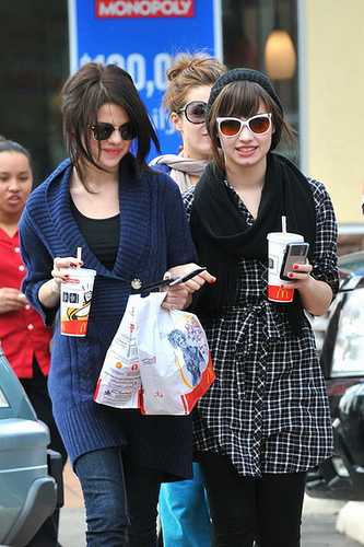 selena-gomez-and-demi-lovato-at-mcdonalds.jpg