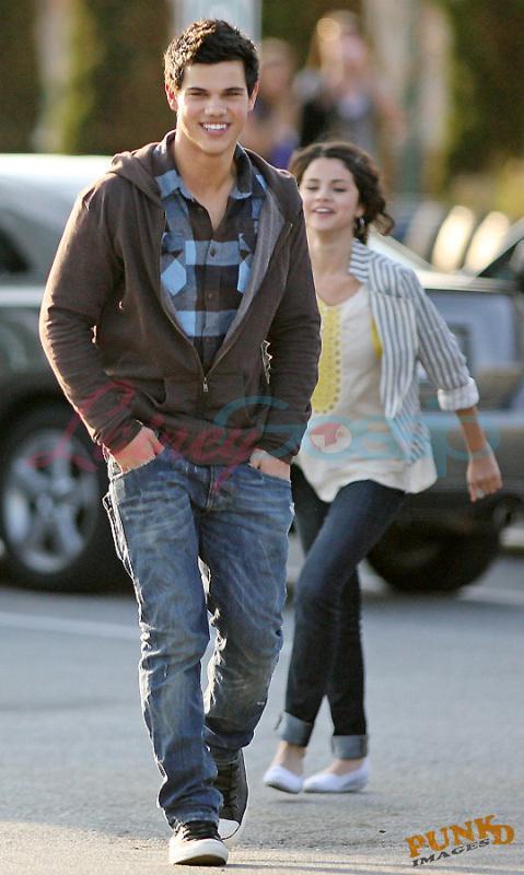 Selena-Gomez-and-Taylor-Lautner-taylena-6348828-479-800.jpg
